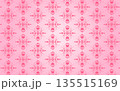 ピンクのハートと羽根と花のベクターの総柄パターン 135515169
