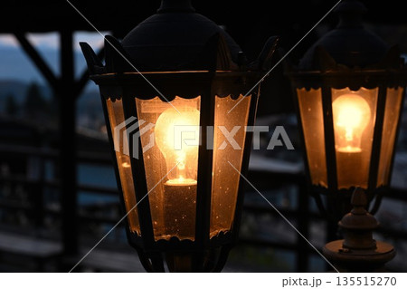 ガス灯が灯る野沢温泉村の足湯風景（長野県野沢温泉村） 135515270