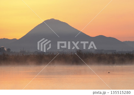 木浜内湖から見た朝焼けの三上山 木浜内湖から見た朝焼けの三上山 135515280