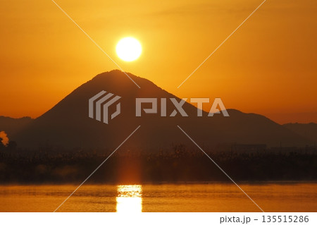木浜内湖から見た朝焼けの三上山 135515286