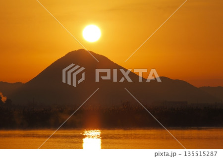 木浜内湖から見た朝焼けの三上山 木浜内湖から見た朝焼けの三上山 135515287