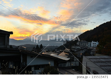 夕方の野沢温泉村に広がる空と集落の風景（長野県野沢温泉村） 135515471