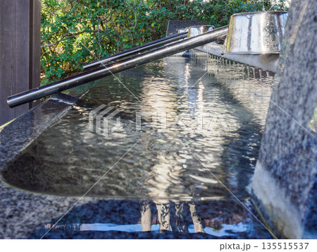 静かに水が満ちる神社の手水　心を整えるひととき Shrine Temizu with Flowing 135515537