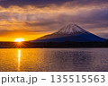 （山梨県）日本の夜明け　黄金色に染まる空と富士山 135515563