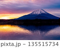 （山梨県）精進湖畔にて、富士山　夜明け前 135515734