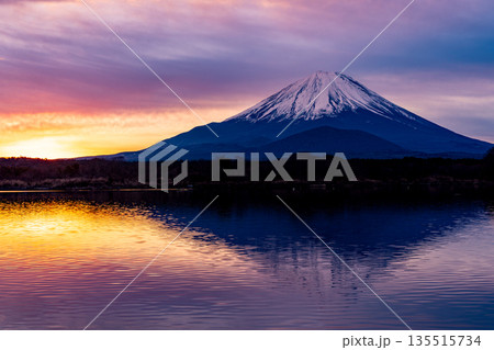 （山梨県）精進湖畔にて、富士山　夜明け前 135515734