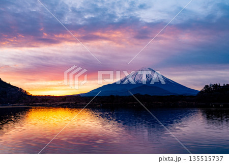 （山梨県）精進湖畔にて、富士山　夜明け前 135515737