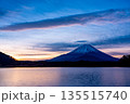 （山梨県）精進湖畔にて、富士山　夜明け前 135515740