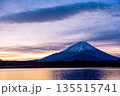 （山梨県）精進湖畔にて、富士山　夜明け前 135515741