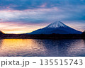 （山梨県）精進湖畔にて、富士山　夜明け前 135515743