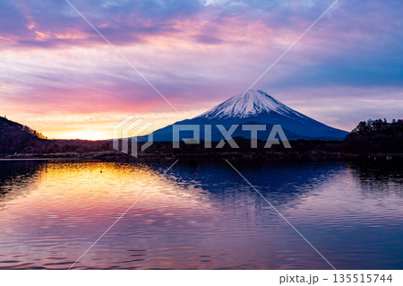 (山梨県)精進湖畔にて、富士山 夜明け前 (山梨県)精進湖畔にて、富士山 夜明け前 135515744