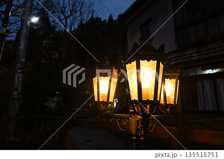 夜の野沢温泉村に灯るガス灯の風景(長野県野沢温泉村) 夜の野沢温泉村に灯るガス灯の風景(長野県野沢温泉村) 135515751