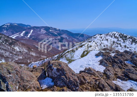長野県上田市(東御市)の烏帽子岳の山頂から南東側の眺望(小烏帽子岳,浅間山,湯の丸スキー場など) 135515780