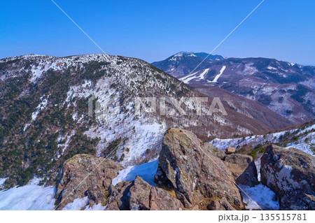 長野県上田市(東御市)の烏帽子岳の山頂からの東側眺望(湯ノ丸山,浅間山,湯の丸スキー場など) 135515781
