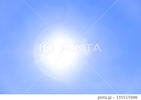 夏の空　太陽　横浜　雲なし 135515986