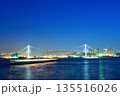 東京湾の夜景とレインボーブリッジを走る船の光跡 135516026