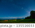 北海道・美瑛の丘の上に広がる満天の天の川と星空 135516033
