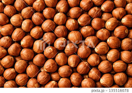 ぎっしり詰まったヘーゼルナッツの質感背景 135516078
