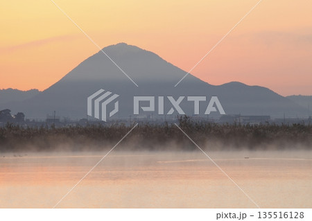 木浜内湖から見た朝焼けの三上山 135516128