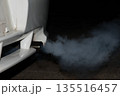 自動車のマフラーから排出される排気ガス 135516457