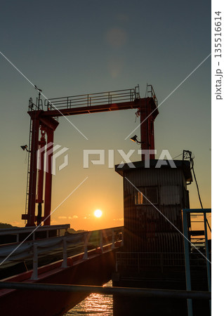 夕日に照らされる愛媛県八幡浜市 八幡浜港の港湾設備とクレーン構造物 夕日に照らされる愛媛県八幡浜市 八幡浜港の港湾設備とクレーン構造物 135516614