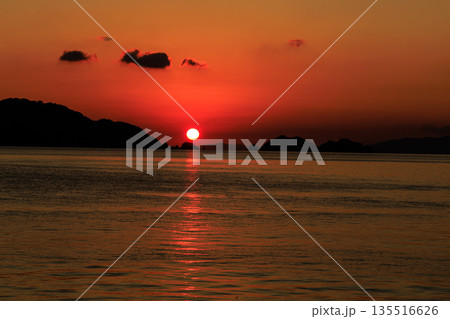 夕日に染まる愛媛県八幡浜の海と島影が広がる穏やかな夕景風景 夕日に染まる愛媛県八幡浜の海と島影が広がる穏やかな夕景風景 135516626