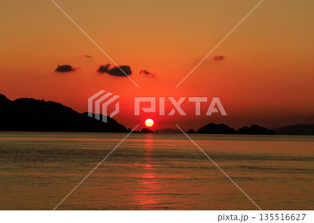 夕日に染まる愛媛県八幡浜の海と島影が広がる穏やかな夕景風景 135516627