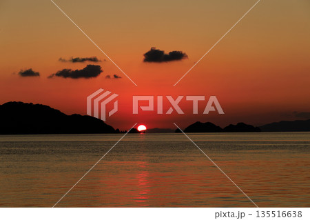 夕日に染まる愛媛県八幡浜の海と島影が広がる穏やかな夕景風景 135516638