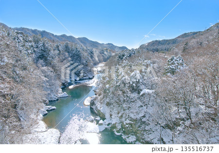 栃木県日光市　冬の雪積る鬼怒川温泉と鬼怒川 135516737