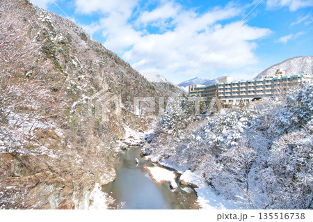 栃木県日光市　冬の雪積る鬼怒川温泉と鬼怒川 135516738