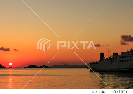 夕焼けに染まる愛媛・八幡浜港と停泊するフェリーの幻想的な風景 夕焼けに染まる愛媛・八幡浜港と停泊するフェリーの幻想的な風景 135516752