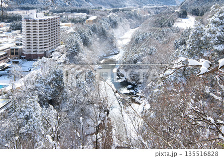 栃木県日光市　冬の雪積る鬼怒川温泉と鬼怒楯岩大吊橋 135516828