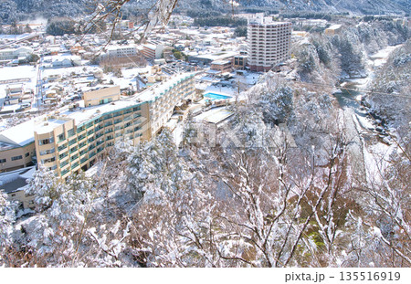 栃木県日光市　冬の雪積る鬼怒川温泉と鬼怒川 135516919