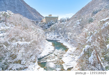栃木県日光市 冬の雪積る鬼怒川温泉と鬼怒川 栃木県日光市 冬の雪積る鬼怒川温泉と鬼怒川 135516920