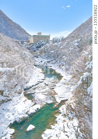 栃木県日光市 冬の雪積る鬼怒川温泉と鬼怒川 栃木県日光市 冬の雪積る鬼怒川温泉と鬼怒川 135516922
