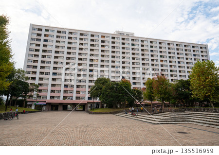 昭和の高度経済成長に建てられた高層鉄筋住宅、公団、都営住宅 135516959