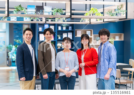 オフィスで働くエンジニア 135516981