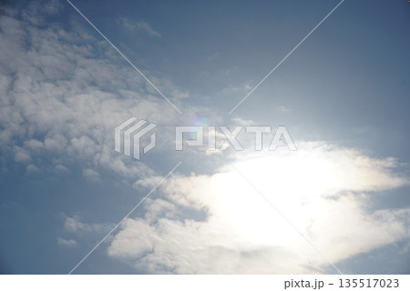 雲の隙間から見える太陽 雲の隙間から見える太陽 135517023