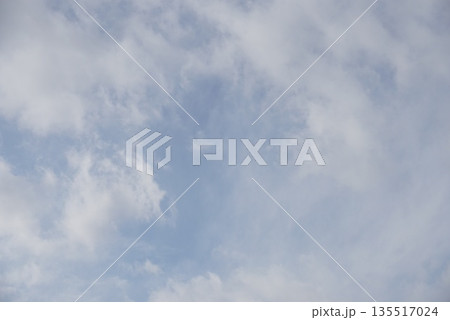 雲の空き間を抜けると向こうは青空 雲の空き間を抜けると向こうは青空 135517024