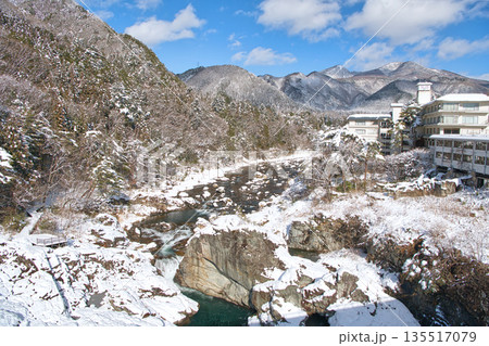 栃木県日光市　冬の雪積る鬼怒川温泉と鬼怒川 135517079