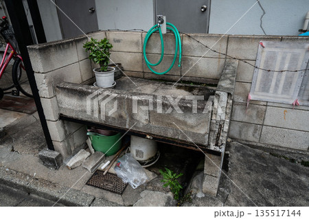 古い家の軒先にある蛇口と流し台 135517144