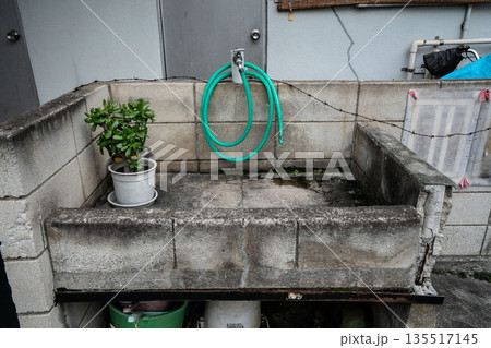 古い家の軒先にある蛇口と流し台 135517145
