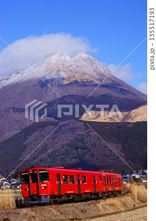 薄っすら雪化粧した由布岳と赤い気動車 薄っすら雪化粧した由布岳と赤い気動車 135517193