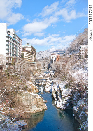栃木県日光市　冬の雪積る鬼怒川温泉と鬼怒川 135517243
