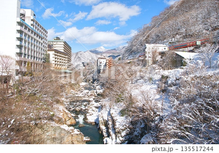 栃木県日光市　冬の雪積る鬼怒川温泉と鬼怒川 135517244