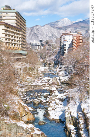 栃木県日光市　冬の雪積る鬼怒川温泉と鬼怒川 135517247