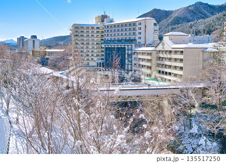 栃木県日光市 冬の雪積る鬼怒川温泉と鬼怒川 栃木県日光市 冬の雪積る鬼怒川温泉と鬼怒川 135517250