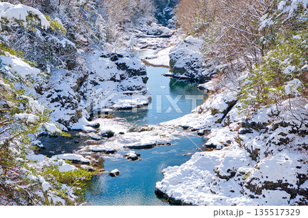 栃木県日光市 冬の雪積る鬼怒川温泉を流れる鬼怒川 栃木県日光市 冬の雪積る鬼怒川温泉を流れる鬼怒川 135517329