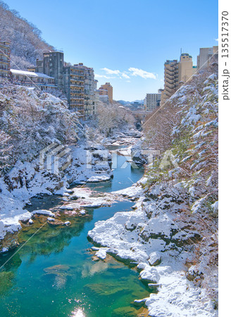 栃木県日光市 冬の雪積る鬼怒川温泉と鬼怒川 栃木県日光市 冬の雪積る鬼怒川温泉と鬼怒川 135517370