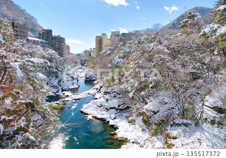 栃木県日光市　冬の雪積る鬼怒川温泉と鬼怒川 135517372
